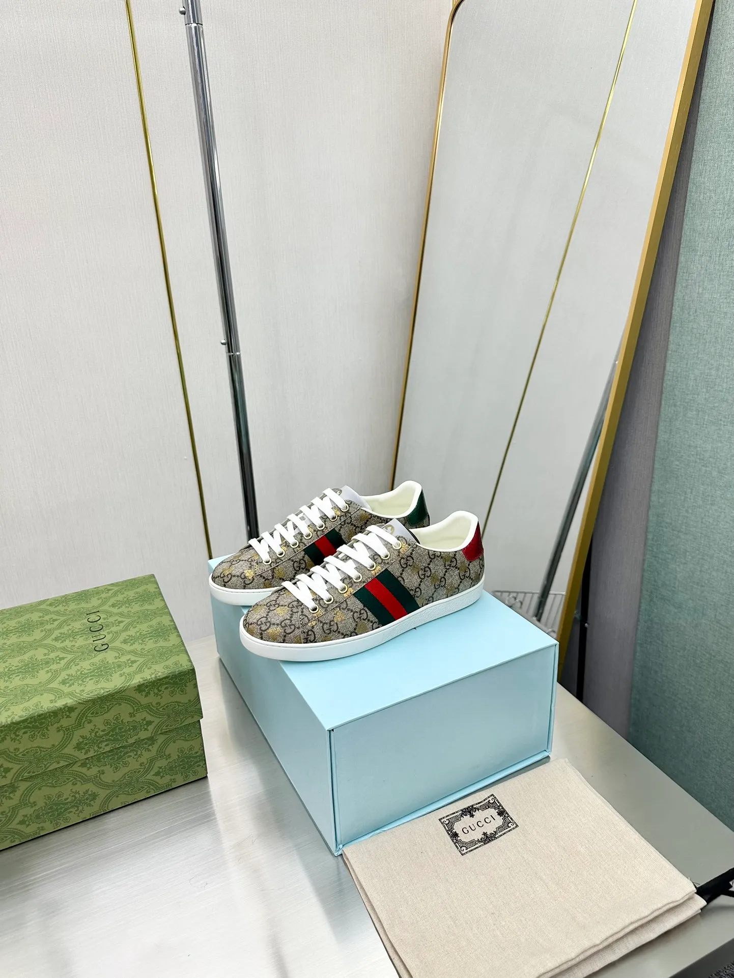 👟👟Ex-factory price 540👟👟 Men's size +10 Top version: Gucci G family classic Ace series Embroidery Little Bee White Shoes Couple Style Ribbon Love Casual Sports Shoes Sneakers Original Purchase Development Production This brand's classic low-top sports shoes interweave golden embroidered bees with red and green webbing. The bee is a classic element of the brand. It appeared in the Gucci ready-to-wear series in the 1970s. Exquisite packaging at the delivery counter🛍📦 ▪️Fabrics: Original custom imported first-layer cowhide ▪️Foots: Original custom cowhide lining ▪️Sole: Original open-molded rubber non-slip material ▪️Sole thickness: 2.5CM ▪️Size: Women's 34-41 (customized 34/41) ▪️Size: Men's 38-46 (38/46 customized)